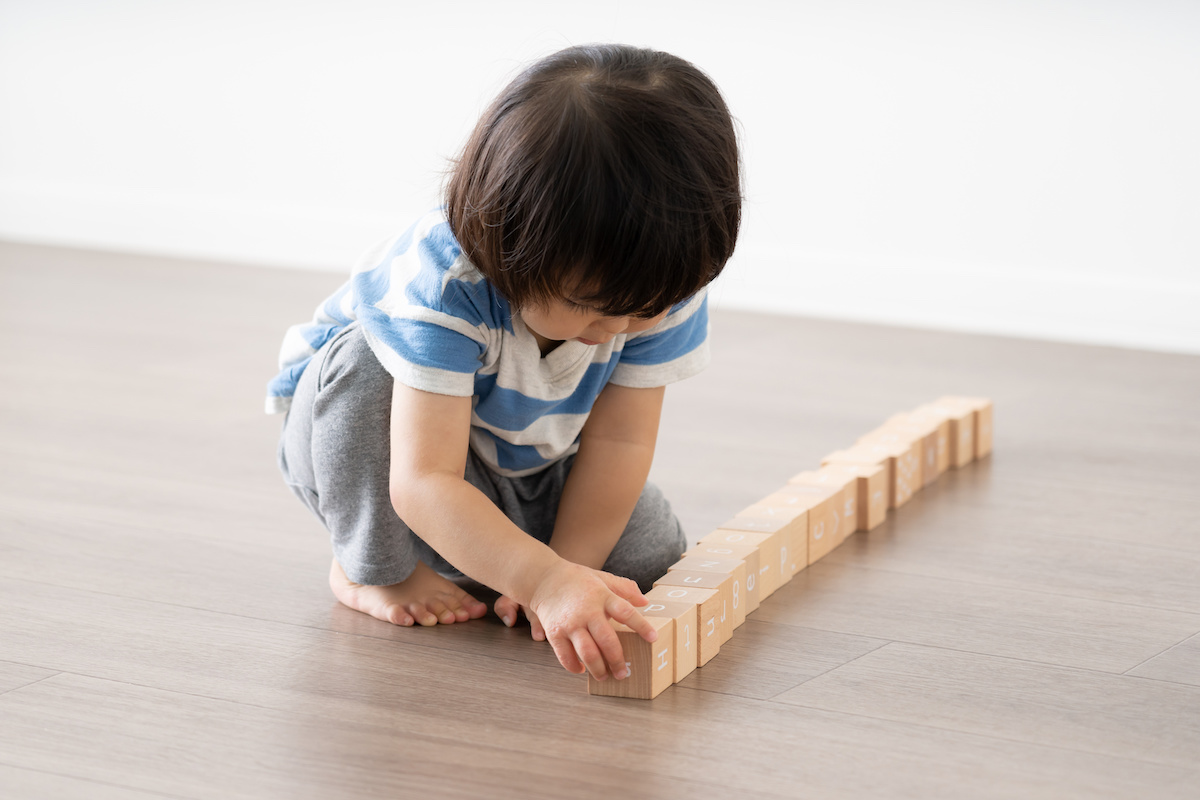 木製のブロックで遊ぶ子ども
