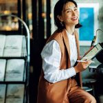 ロングジレとクロップドパンツのブリック色のセットアップを着用したモデルの小濱なつきさん