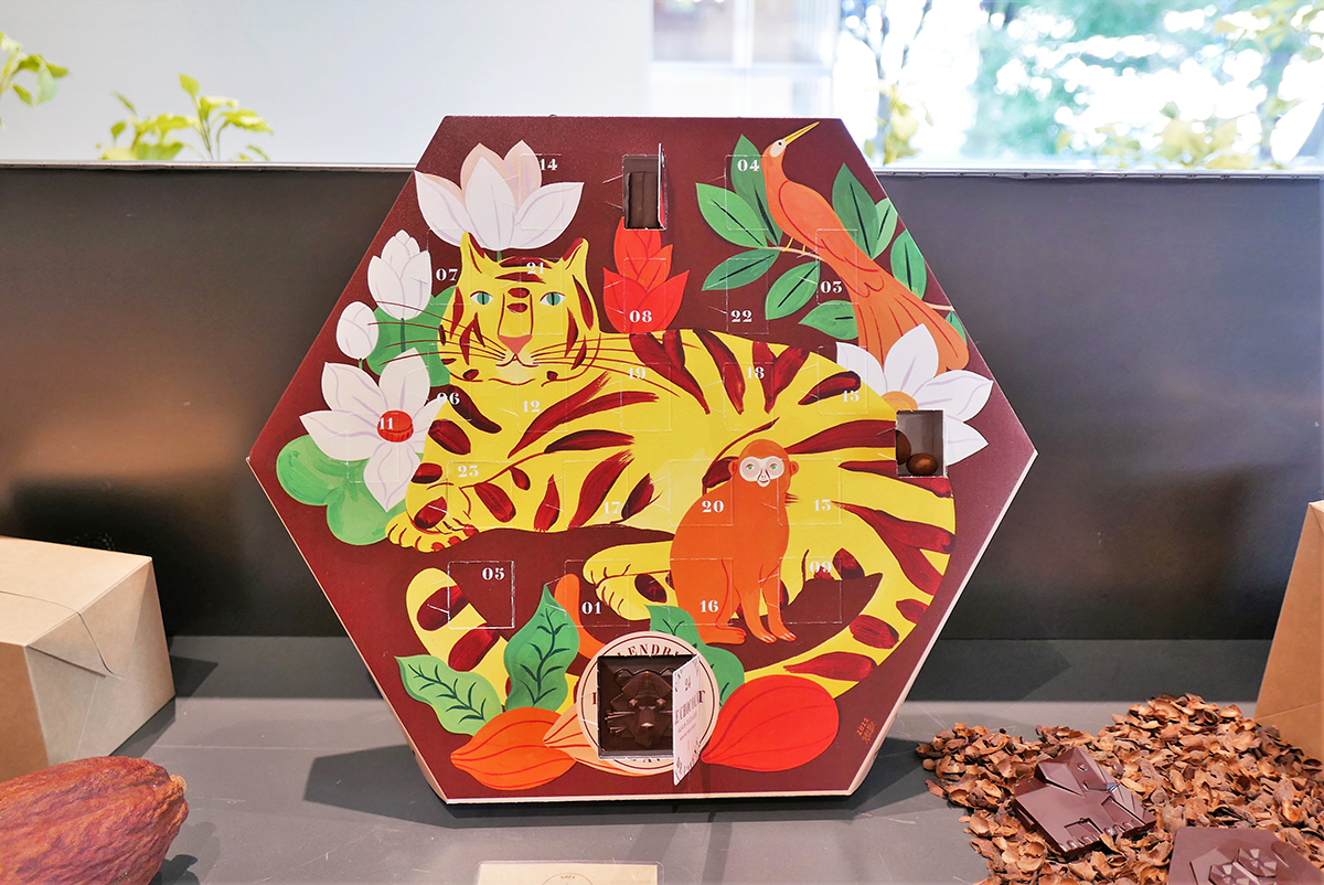 虎、猿、睡蓮、カカオの実などが描かれたアドベントカレンダーになっている6角形の箱。正面