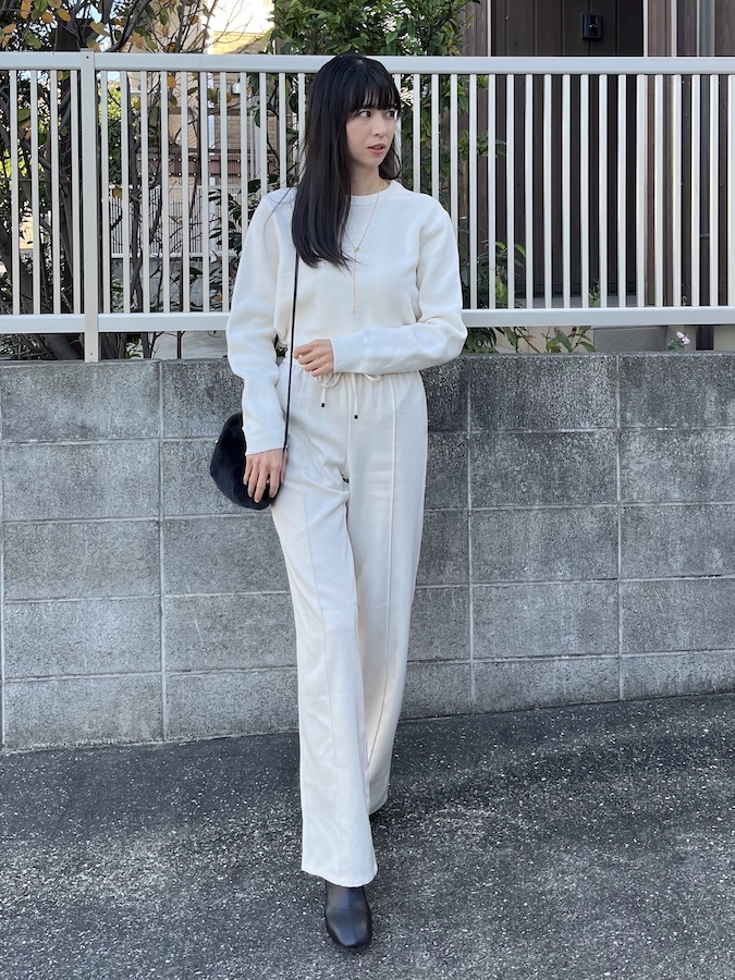 白トップスと白パンツを着ているドマーニスト 花田彩歌さんの写真