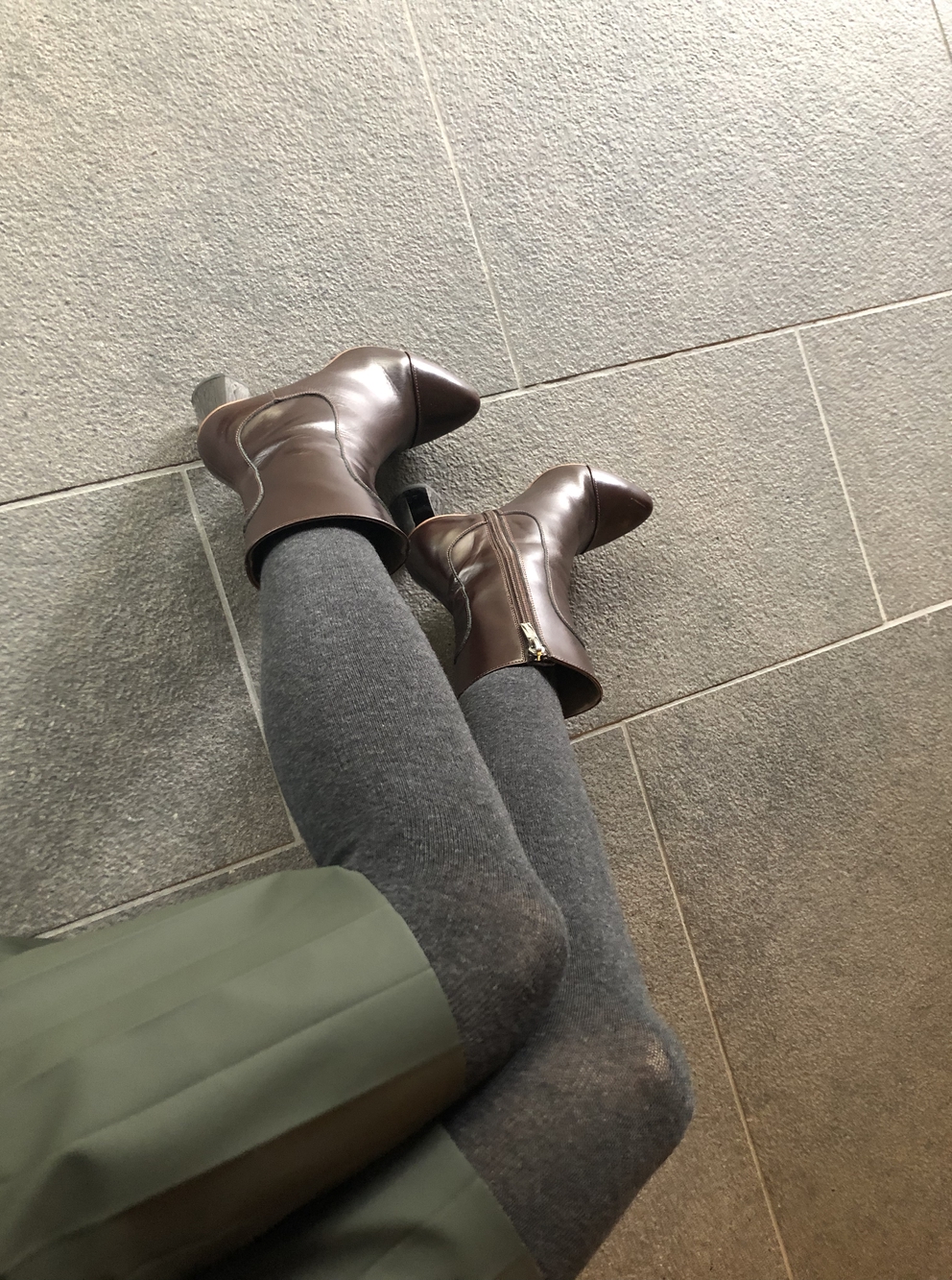 女性の足元、チャコールグレーのタイツとブーツ
