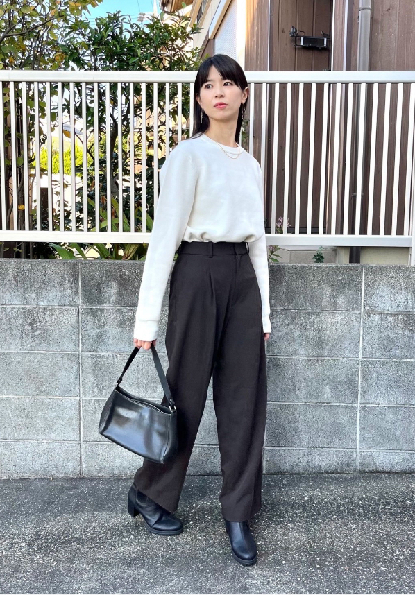 白トップスと黒パンツを着ているドマーニスト 花田彩歌さんの写真