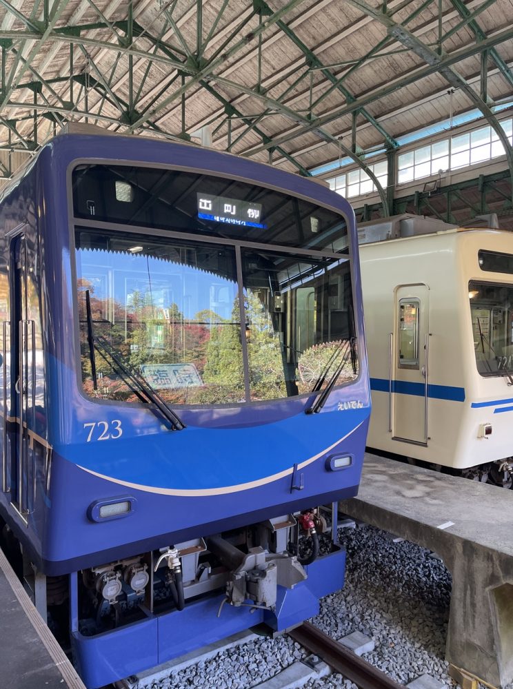 叡山電鉄の青い車両を前から見た写真