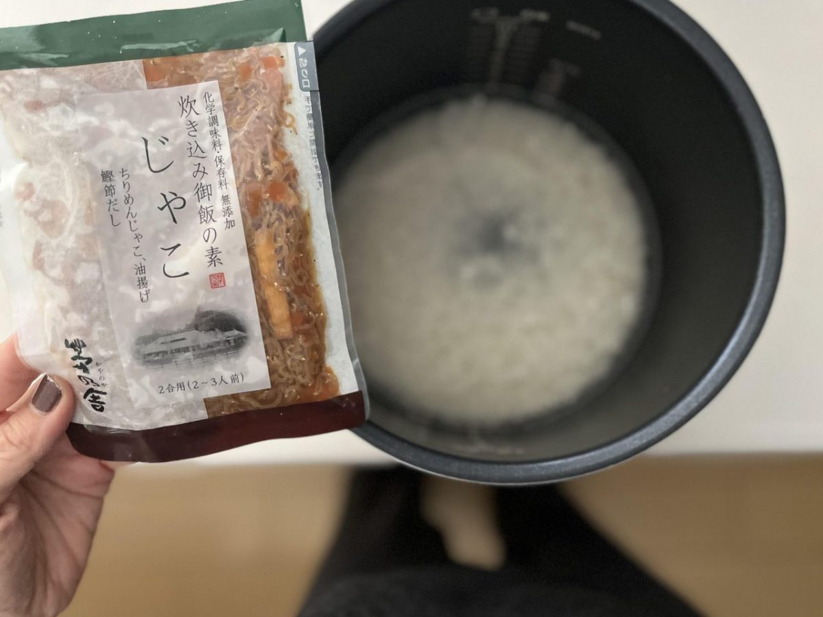 炊飯器に入った生米と炊き込みご飯の素