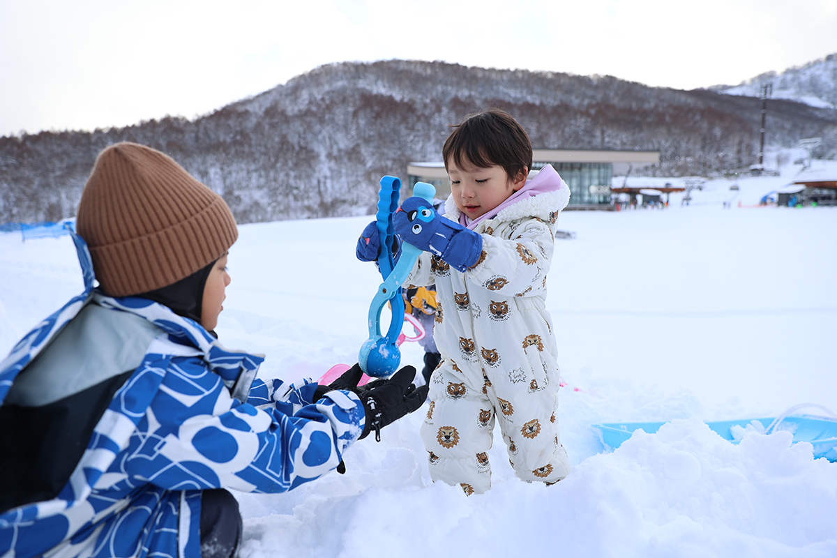 雪の中で遊ぶ子供たち