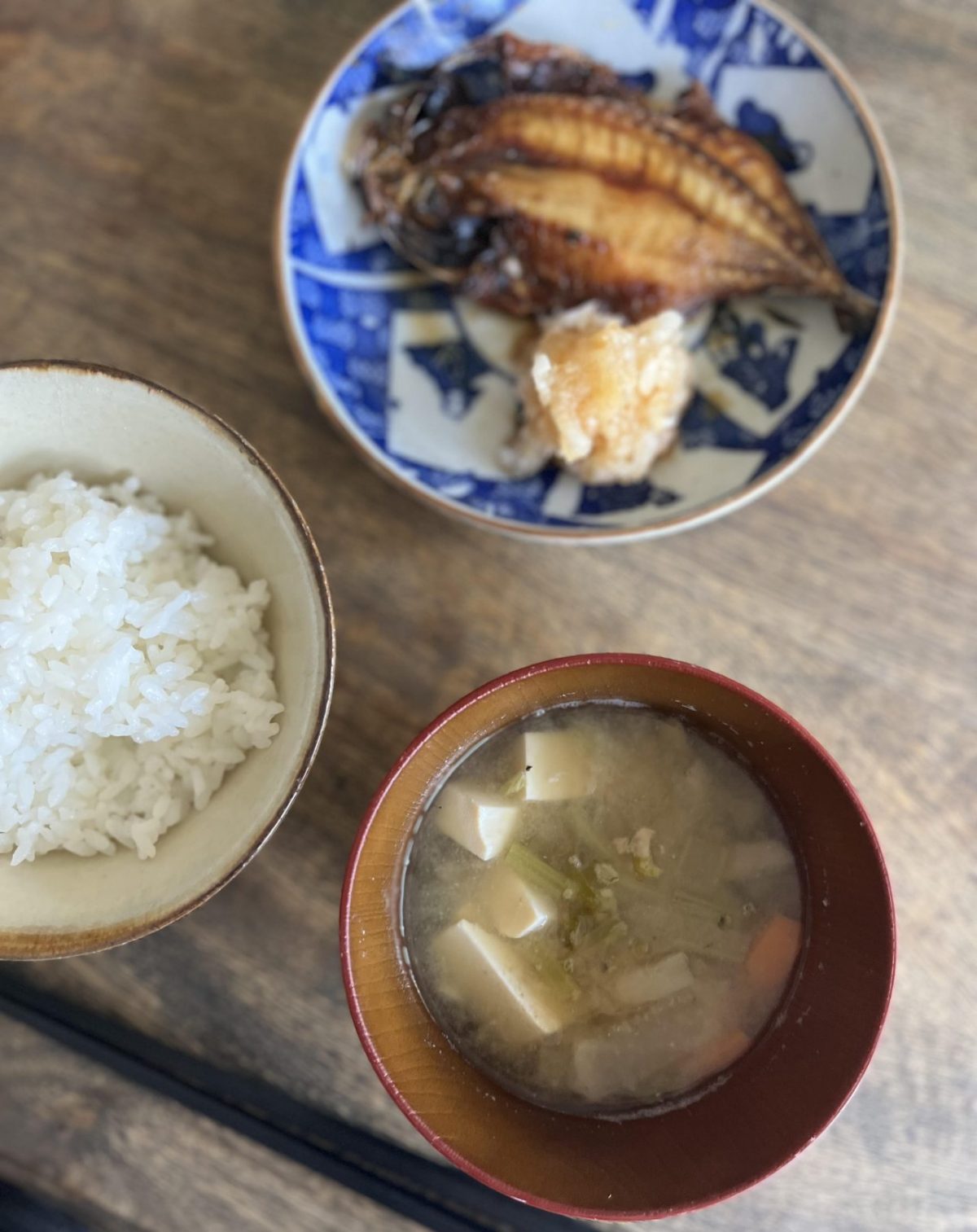 ご飯と味噌汁、焼き魚