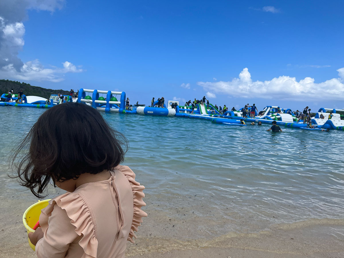 シェラトン沖縄 サンマリーナリゾートの海上遊具と女児