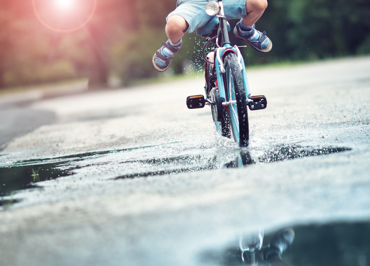 自転車に乗る子ども