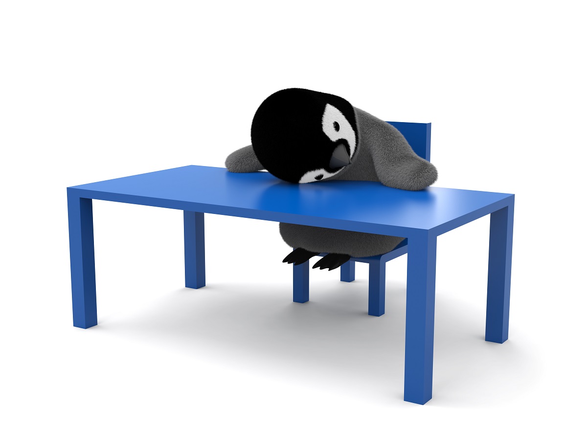 青い机に突っ伏しているペンギンのぬいぐるみ