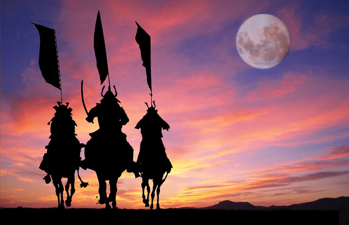 武士のイメージ画像 夕暮れのなか馬に乗ってかける武士のシルエット