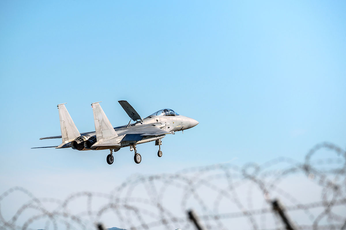 青空を飛ぶ軍用飛行機