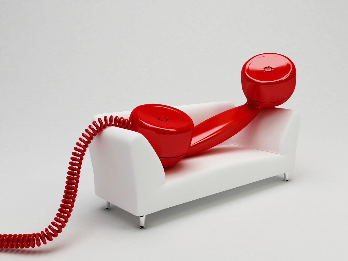 ソファーの上に置かれる赤い電話