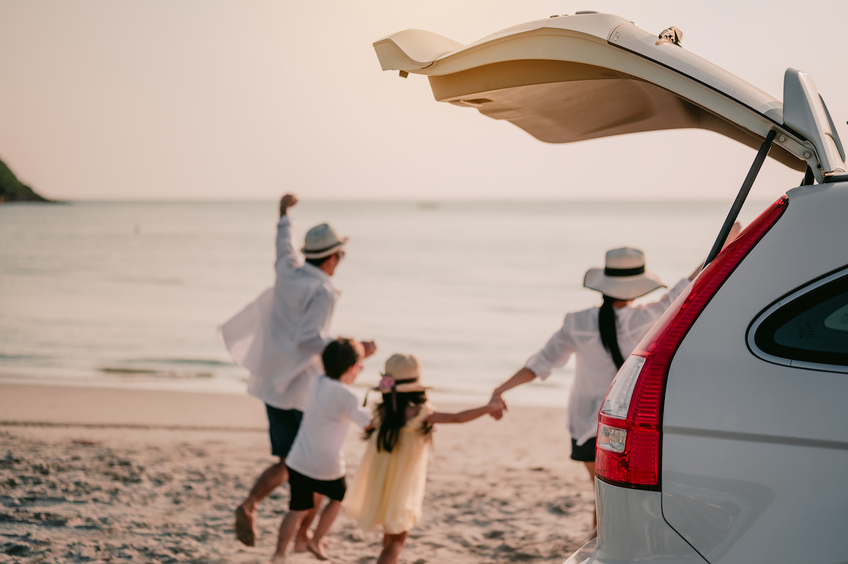 海辺での車と家族
