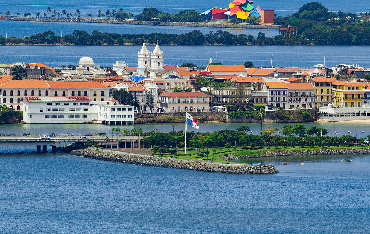 パナマの海辺の街並みに国旗がはためいている景色