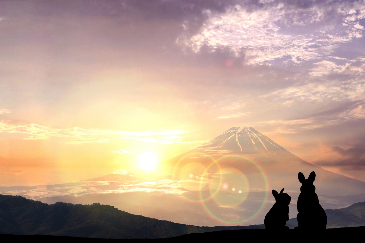夕焼け空に映える富士山、眺めている2匹のうさぎ