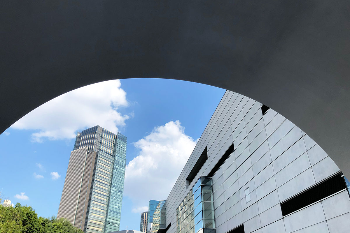 「国立新美術館開館15周年記念　李禹煥」　2022年　国立新美術館　展示風景に近づいた様子