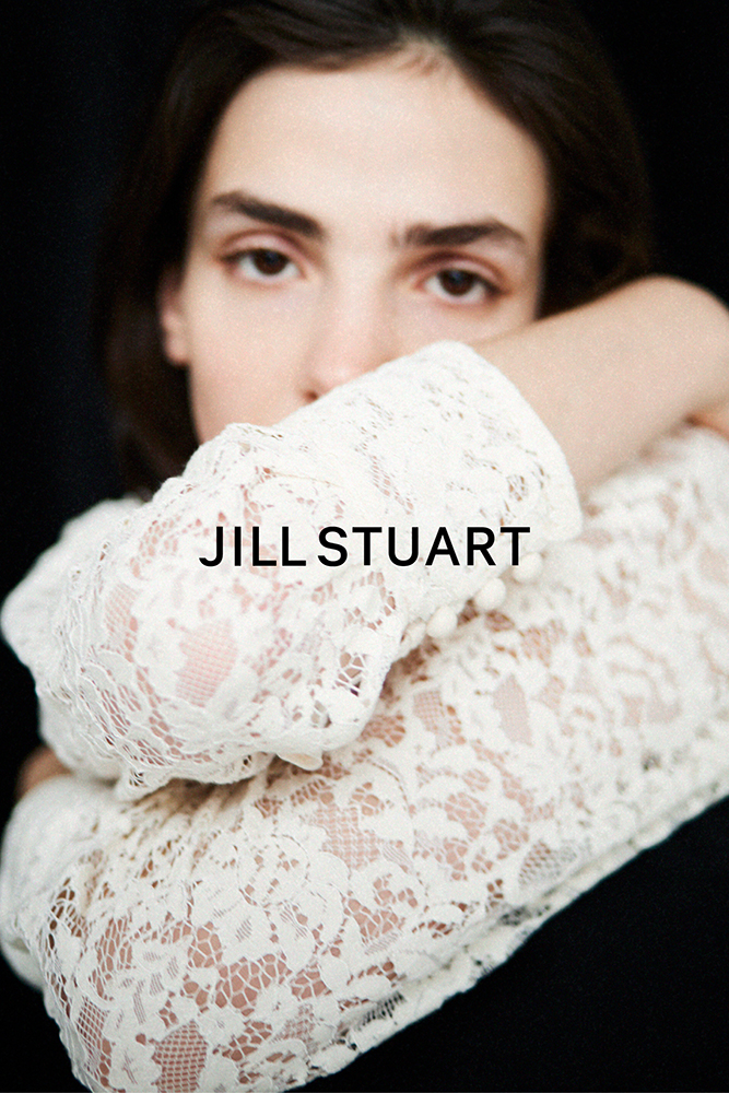 白いレースのブラウスを着用した女性が映ったJILL STUART 2023年春夏コレクションのキービジュアル画像