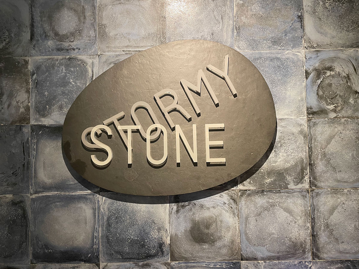 薬石浴ができるサロン「STORMY STONE」看板