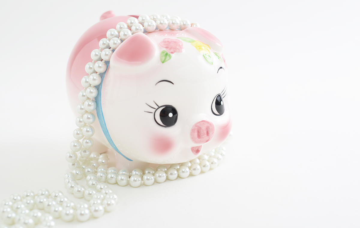 豚の貯金箱と真珠のネックレス
