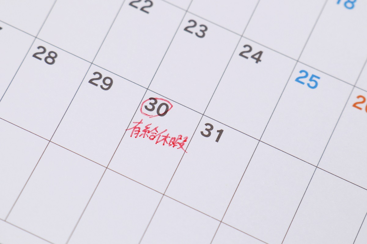 赤字で日付に丸と「有給休暇」と書かれたカレンダー