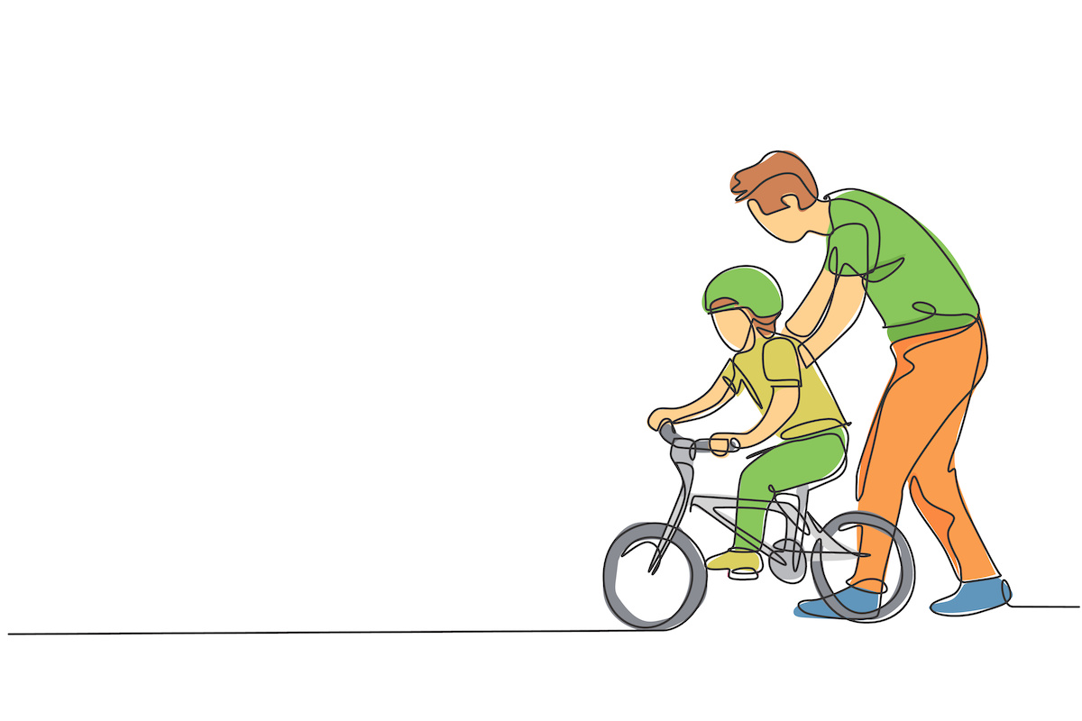 自転車の練習をする子供、手伝う親
