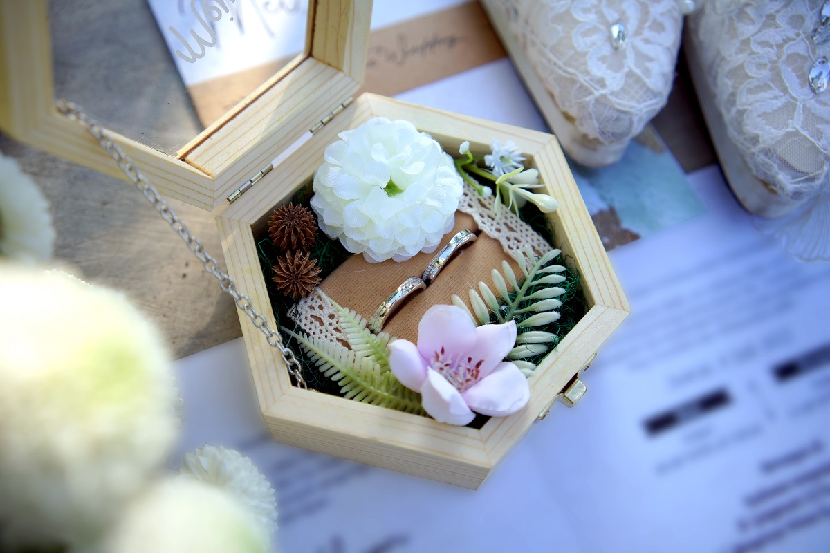 六角形の木箱に入ったお花、対の結婚指輪
