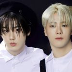 黒い背景の前に立つムンビン&サナ