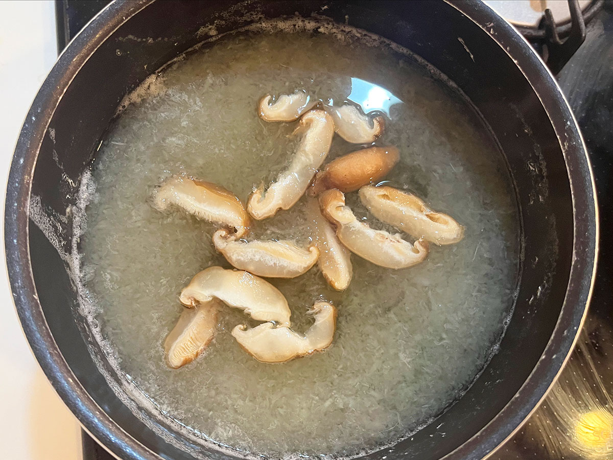 鍋に出汁を煮たて、大根おろしと椎茸を入れた様子