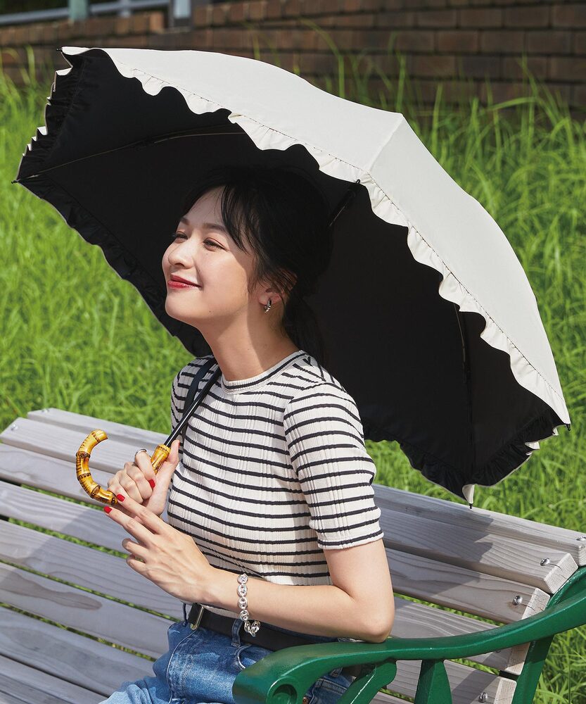 日傘をさした笑顔の女性