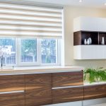 大きな窓のある明るいインテリアのモダンなキッチン家具デザイン