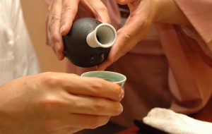 徳利とはどんな酒器のこと？種類や使う際のマナー、選び方のポイントをご紹介 | Domani