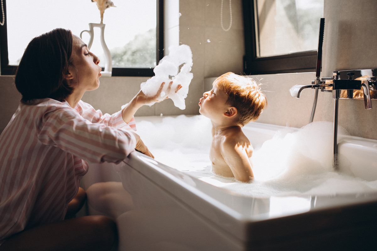 子どもと泡のお風呂を楽しむ女性
