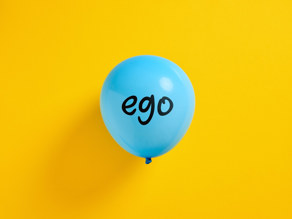 egoと書かれた青い風船、黄色い背景