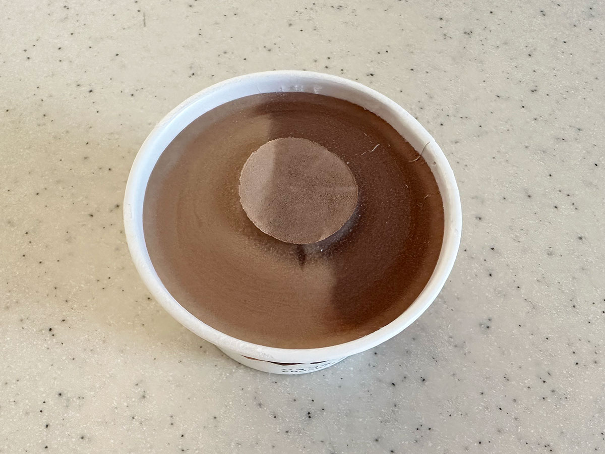 蓋を開けた状態のチョコアイス