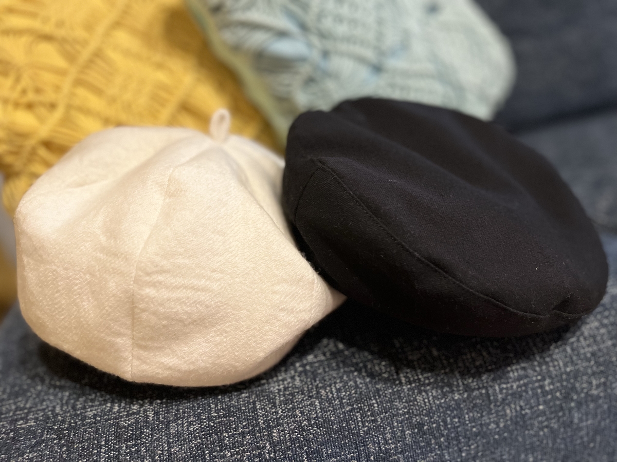 「Dari」白のベレー帽、 「バンヤードストーム」ブラックのベレー帽