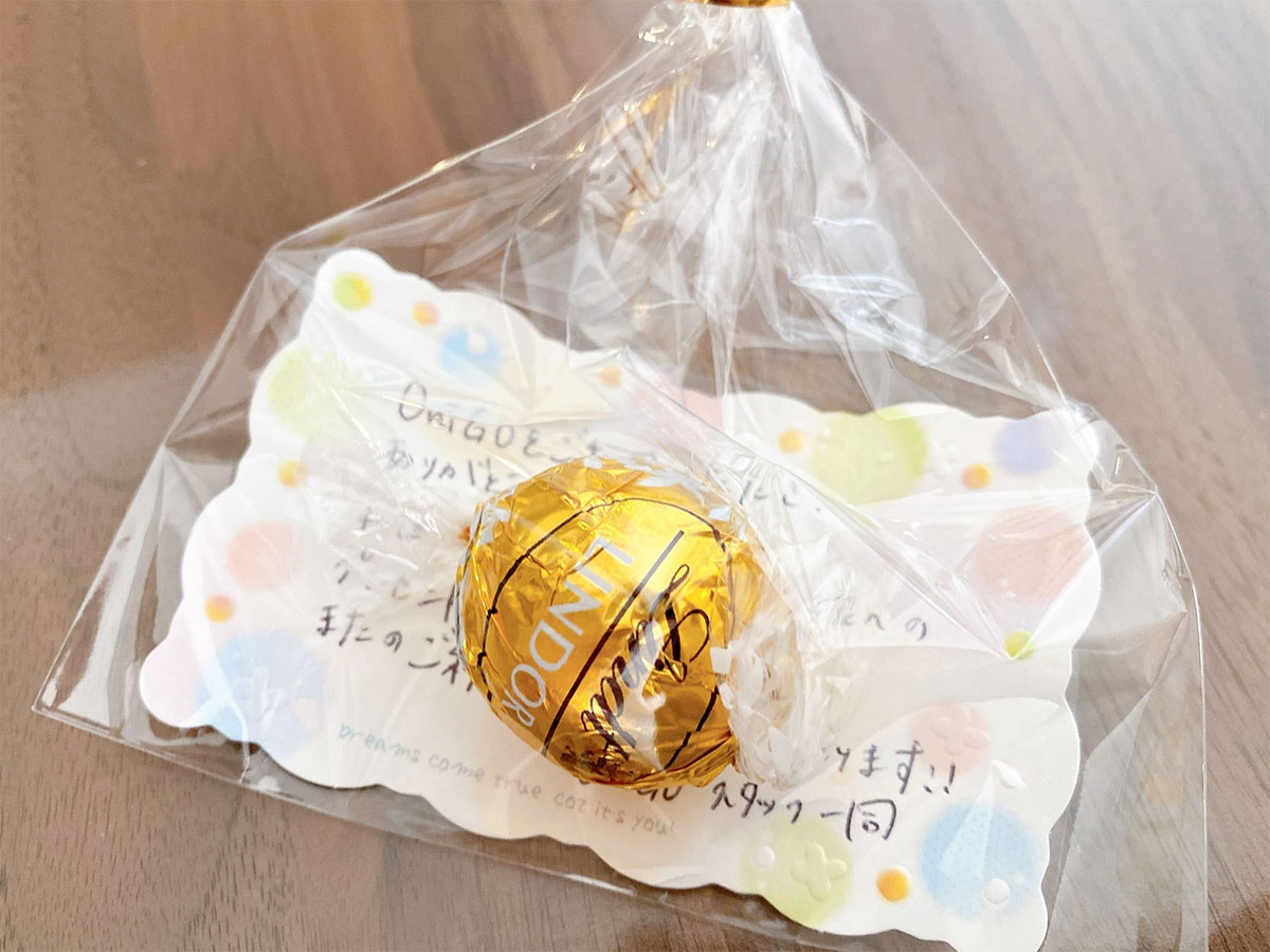 リンツのチョコレートと、スーパーのスタッフからの手書きメッセージ