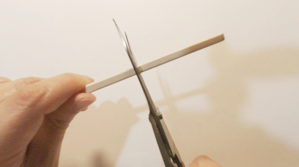 割り箸をハサミで切っている手元の写真