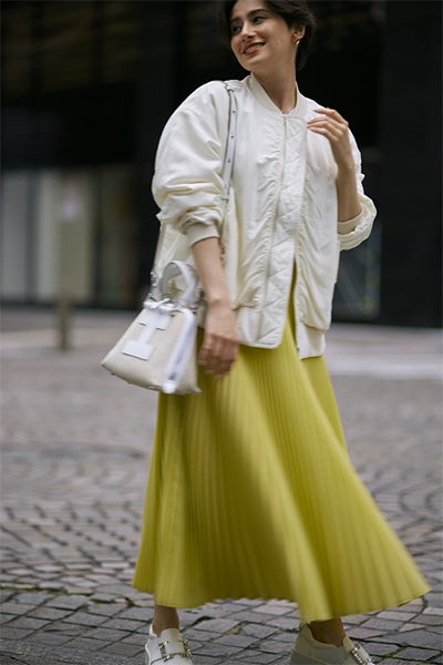 白ブルゾン×白Tシャツ×黄色スカート