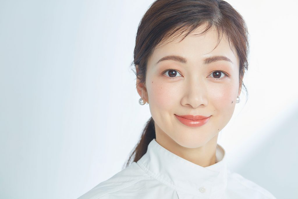 「ヌーディな赤みローズ」をすっきりフォルムで入れてメリハリ顔に