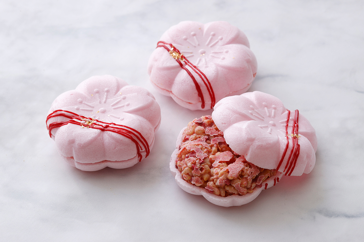 桜型の最中にクランチチョコレートが入っているお菓子