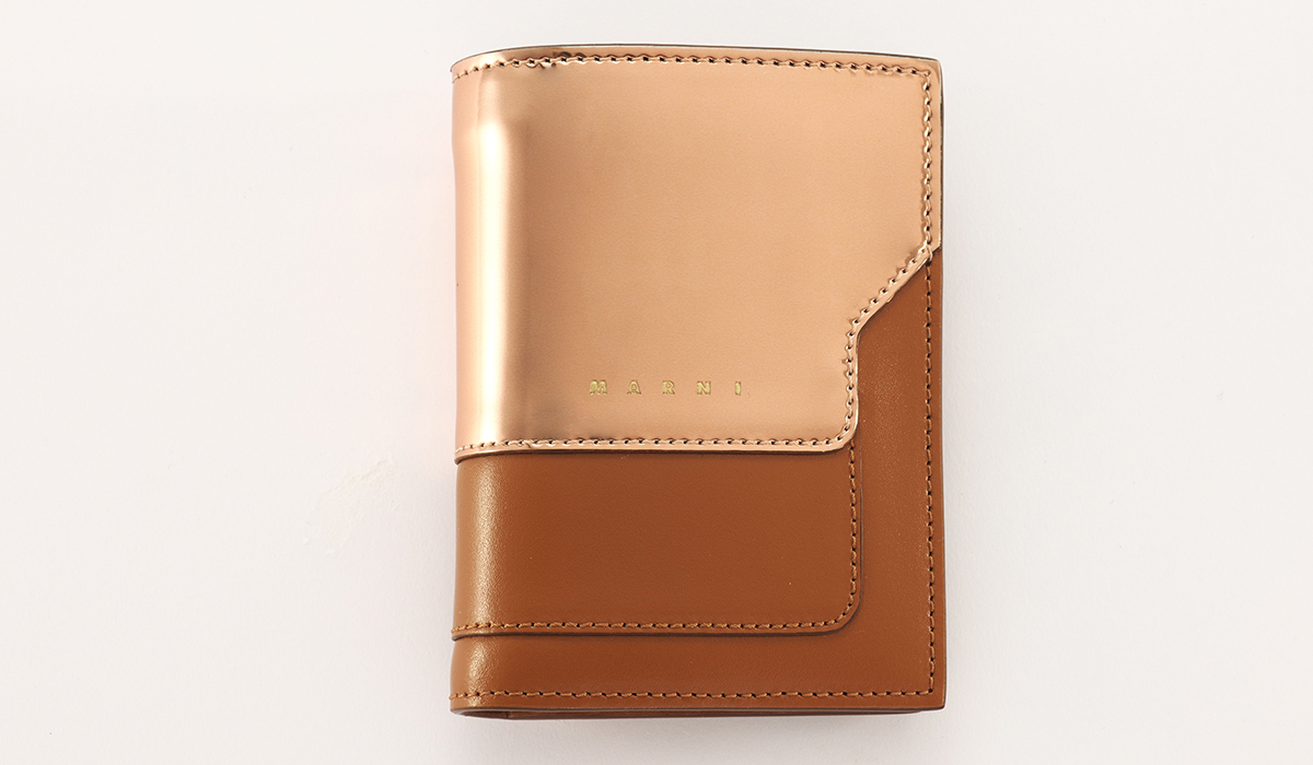マルニの2023SS新作財布、二つ折り財布の正面