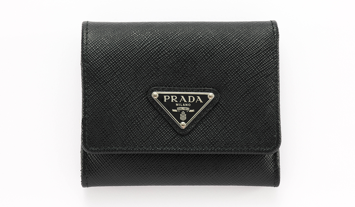 プラダの2023SS新作財布、三つ折り財布の正面