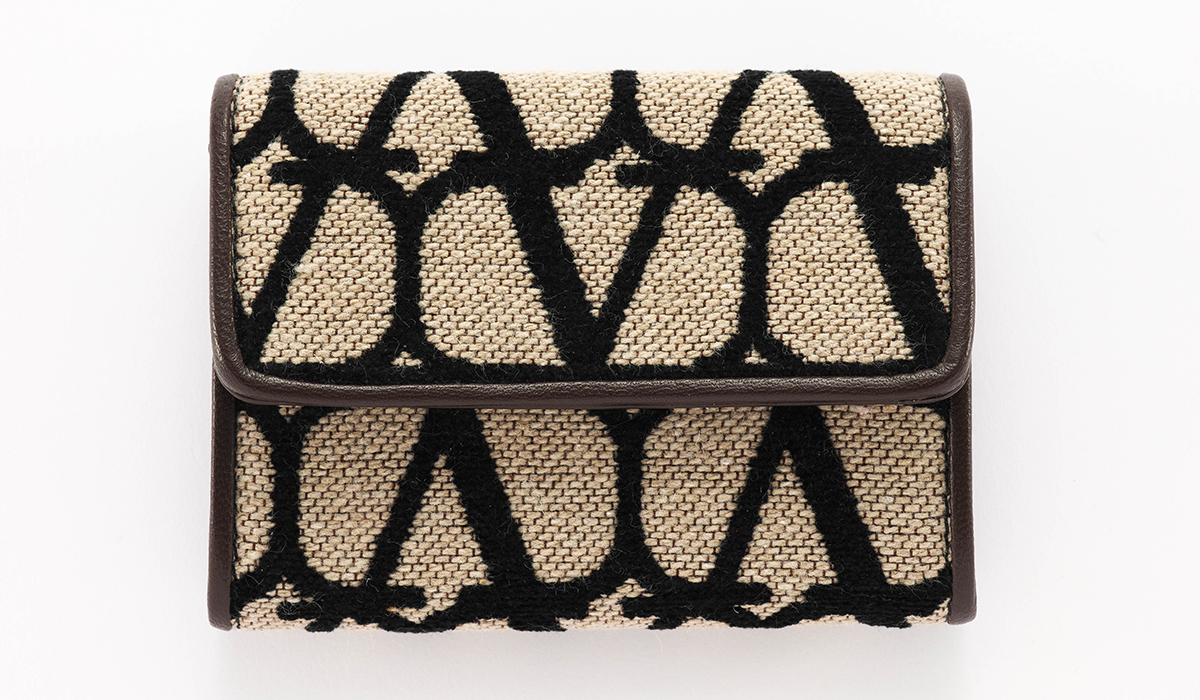 ヴァレンティノの2023SS新作財布、三つ折り財布の正面