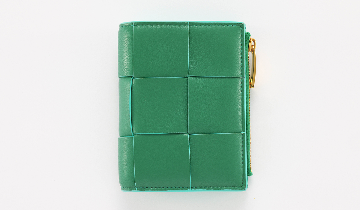 ボッテガ・ヴェネタの2023SS新作財布、二つ折り財布の正面