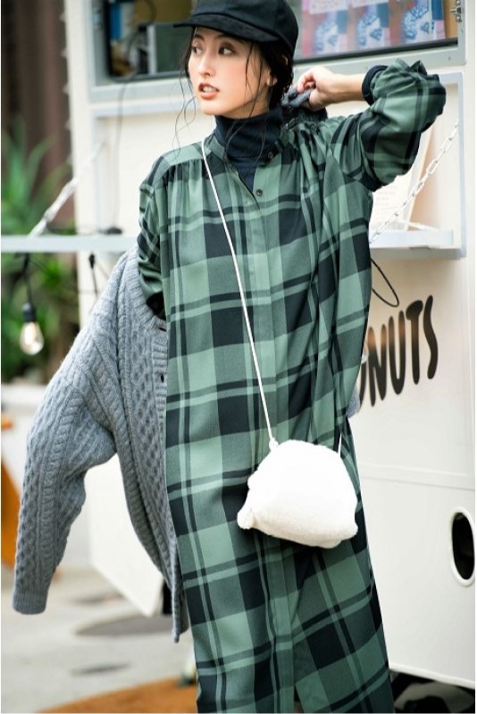 チェック柄のロングシャツワンピースの下にチャコールグレーのタートルネックニットを重ね着し、明るめのグレーのカーディガンをはおったモデル写真