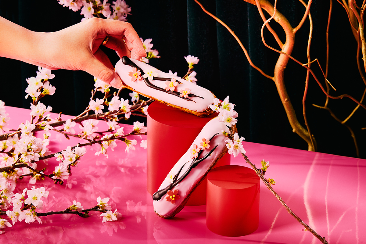 チョコレートの桜の花と枝がデコレーションされたエクレア