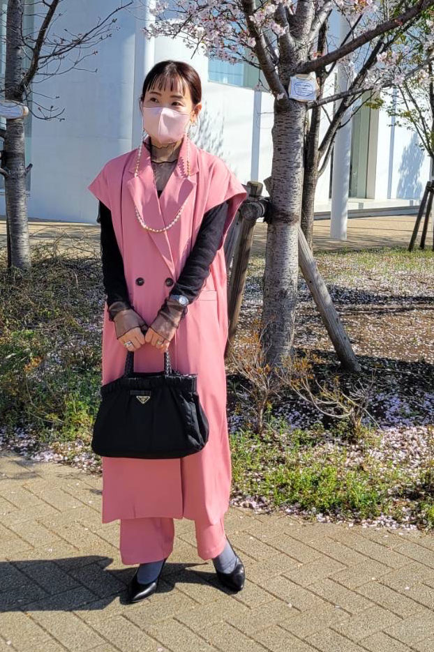 ピンクの服を着た笑顔の女性