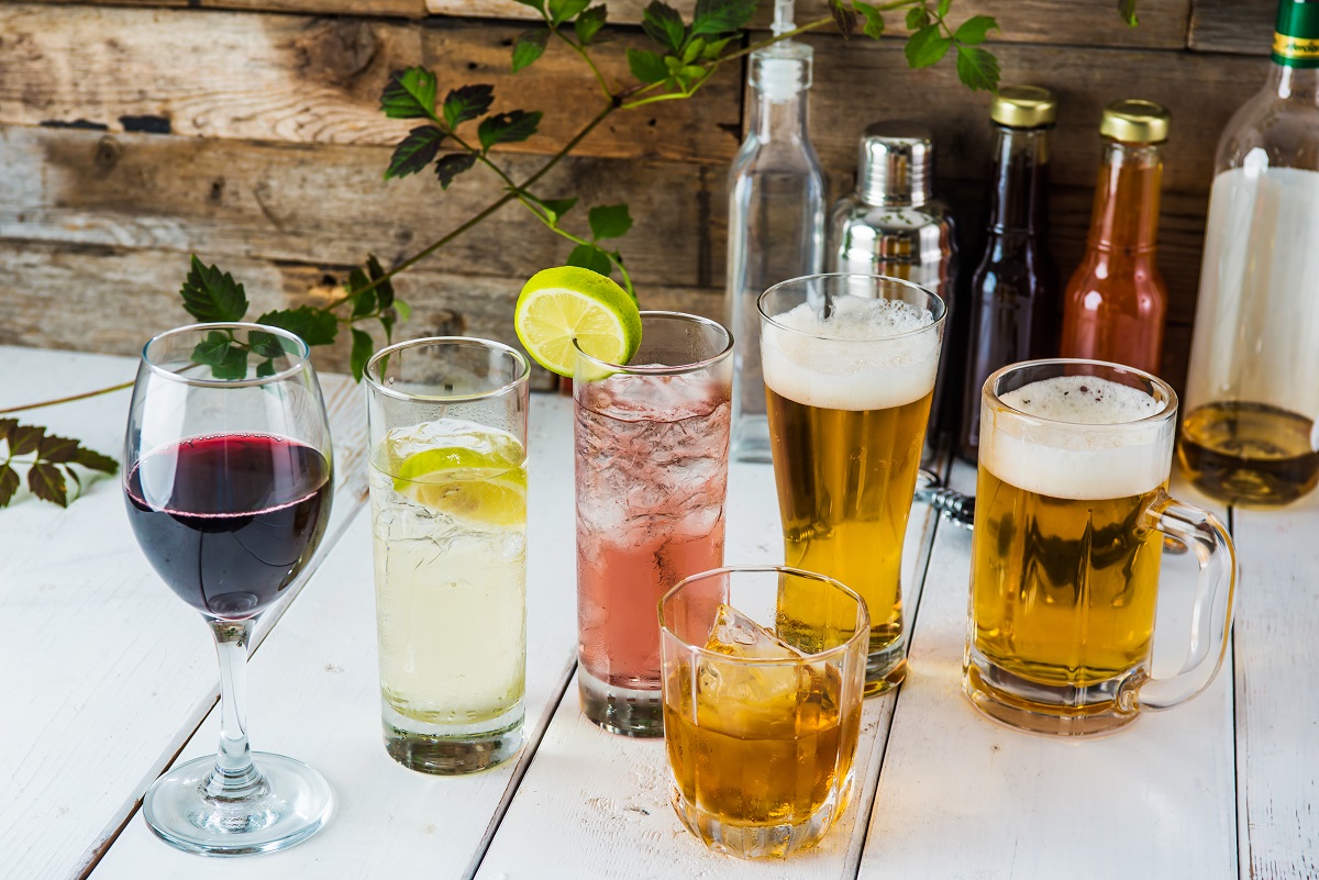 ワインやハイボール、カクテルやビールなどお酒が入ったグラスが並んでいる写真