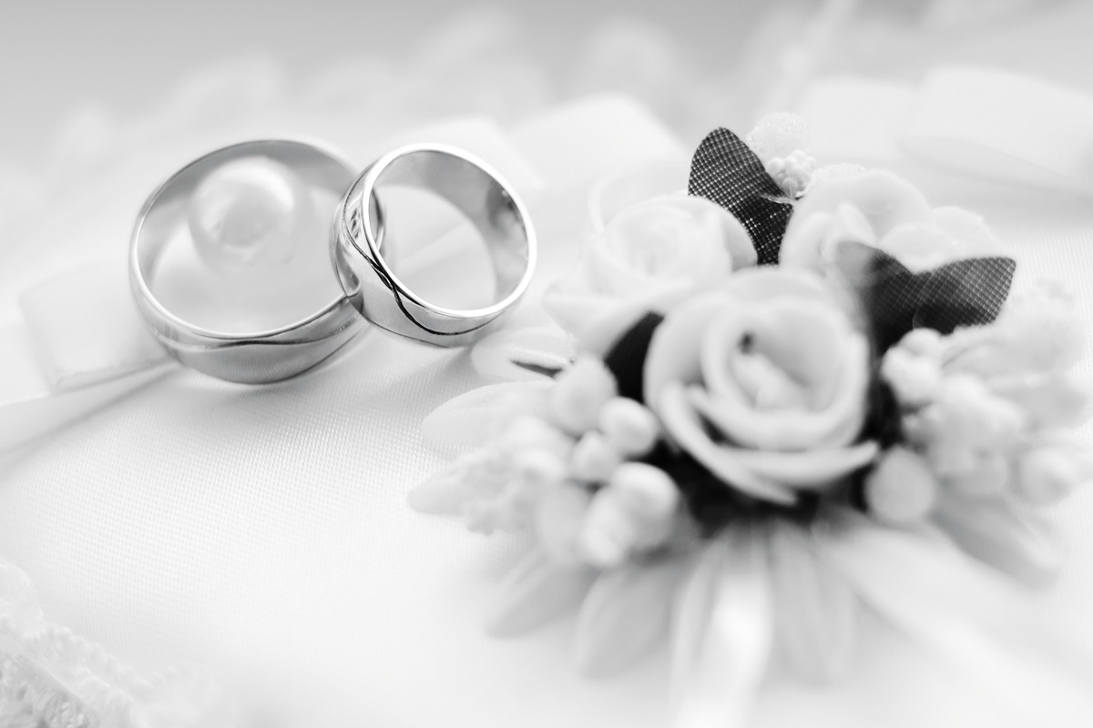 2つの指輪とレプリカの花、モノクロ仕上げの写真