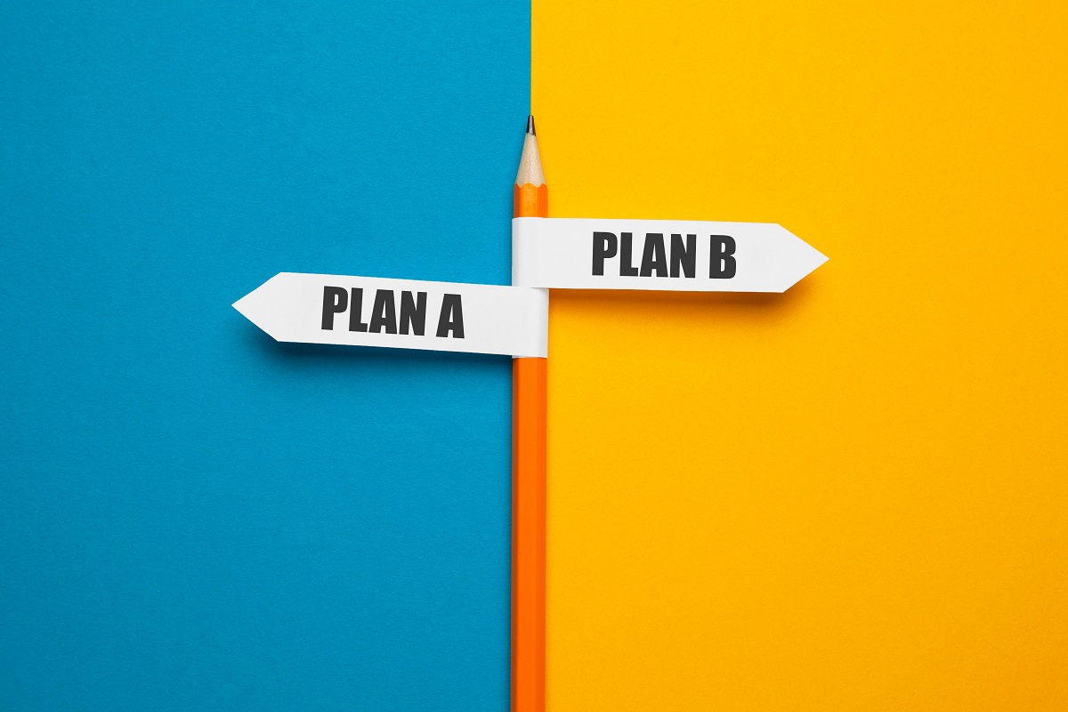 青と黄色の背景、一本の鉛筆を境に「PLAN A」と「PLAN B」と書かれた矢印のイメージ写真